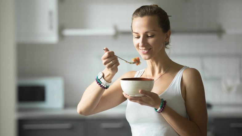 mulher comendo, saúde intestinal