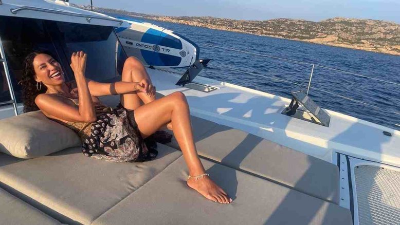 Lea T faz topless em praia na Europa e curte passeio de barco
