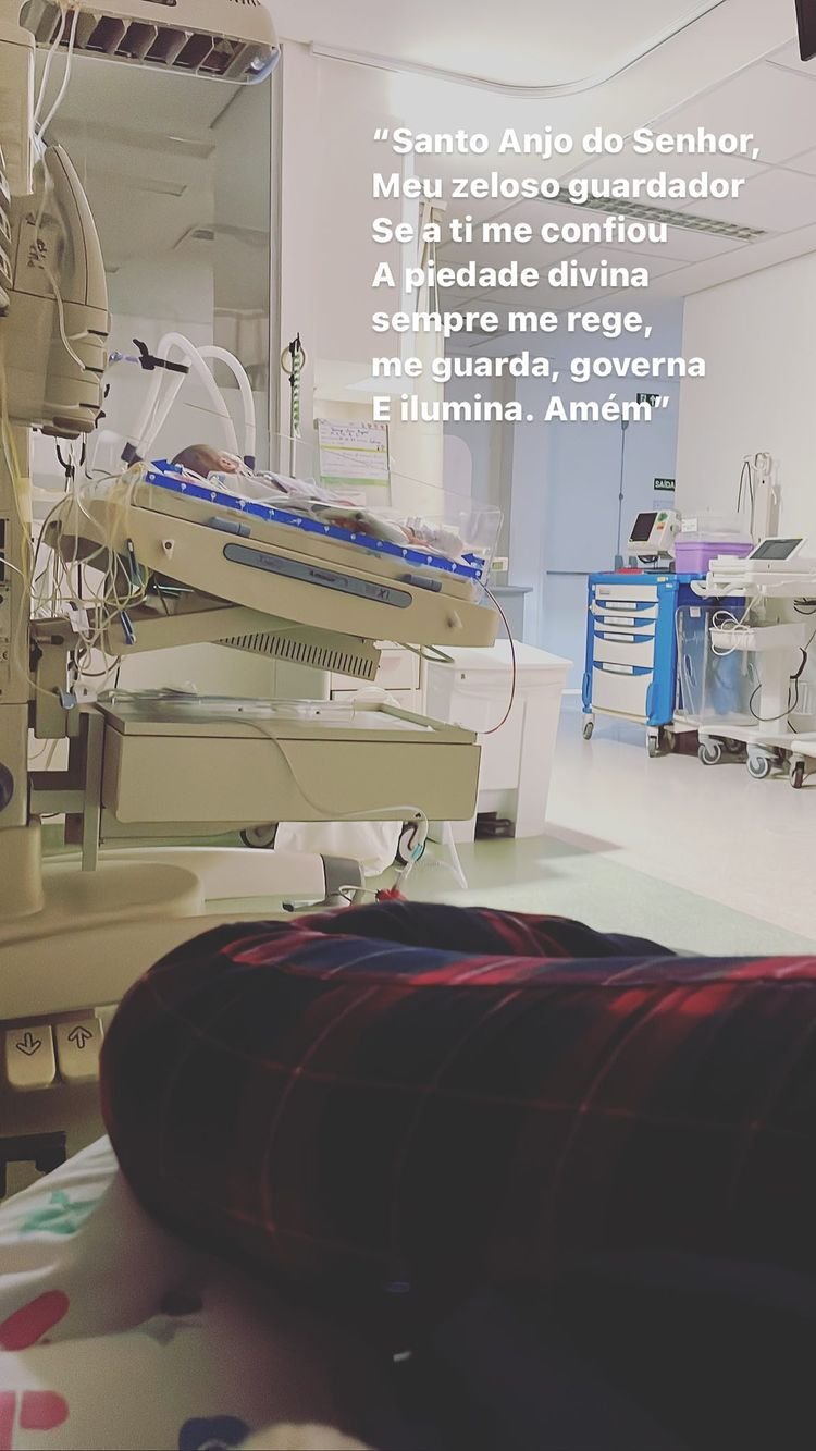 Mulher de Juliano Cazarré faz oração pela saúde da filha do casal, ainda internada 4 Mulher de Juliano Cazarré faz oração pela saúde da filha do casal, ainda internada