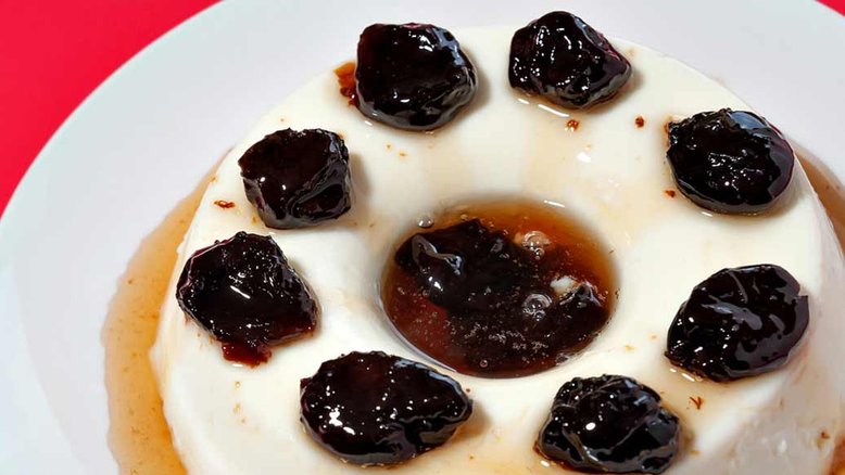 Manjar branco de coco com calda de ameixas (Foto: iStock)