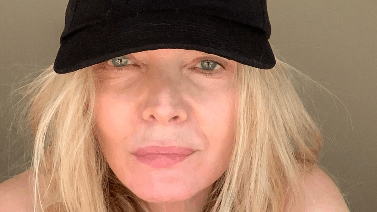 Aos 64 anos, Michelle Pfeiffer posa de cara limpa e chama atenção nas redes