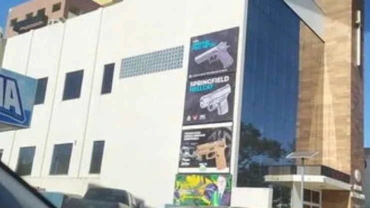 Muro de igreja evangélica exibe propaganda ilegal de armas e de Bolsonaro