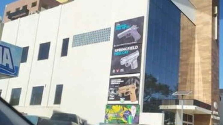 Muro de igreja evangélica exibe propaganda ilegal de armas e de Bolsonaro