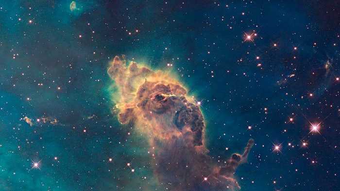 Composto de gás e poeira, esse pilar é parte de um berçário estelar bastante agitado que recebeu o nome de Nebulosa de Carina (NGC 3372), pois está localizado a 7,5 mil anos-luz de distância, na direção da austral Constelação de Carina. Esta imagem, feita em luz visível, mostra a ponta do pilar de três anos-luz de comprimento sendo banhado pelo brilho de estrelas quentes e massivas. A forte radiação e os ventos rápidos com partículas carregadas esculpem o pilar, fazendo com que novas estrelas se formem dentro dele. Flâmulas de gás e poeira fluem a partir do topo da estrutura