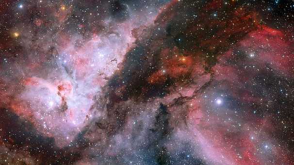 Esta vista panorâmica combina uma imagem do campo ao redor da estrela Wolf-Rayet denominada WR 22, na Nebulosa de Carina (direita), com um registro da região que circunda a singular estrela Eta Carinae, no coração da nebulosa (esquerda). Estrelas do tipo Wolf-Rayet são muito massivas e quentes, perdendo suas massas rapidamente. Localizada a cerca de 7,5 mil anos-luz de distância, a Nebulosa de Carina está na direção da Constelação de Carina e engloba vários aglomerados estelares, sendo também um rico berçário de estrelas jovens. A imagem foi produzida com o Wide Field Imager, do Observatório de La Silla, no Chile