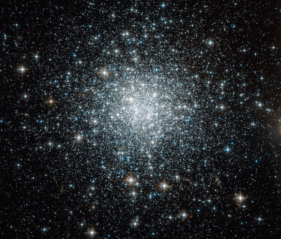 Aglomerados estelares globulares vagam pelo halo da nossa Via Láctea, a região ao redor das galáxias espirais. Gravitacionalmente ligados, esses agrupamentos contêm várias centenas de milhares de estrelas, que são mais antigas que as localizadas no disco galáctico. Nesta imagem, está o aglomerado NGC 6934, que fica a cerca de 50 mil anos-luz de distância, na direção da Constelação de Delphinus. Estima-se que suas estrelas tenham cerca de 10 bilhões de anos