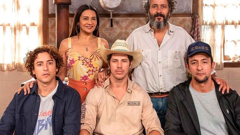 Vídeo: Irandhir Santos ganha festa surpresa do elenco de Pantanal