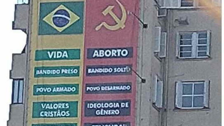 RS: Painel gigante associa esquerda ao PCC e causa polêmica