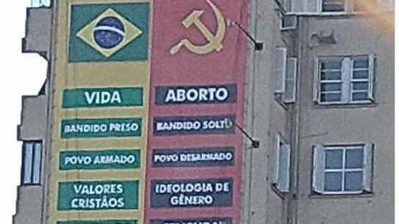 RS: Painel gigante associa esquerda ao PCC e causa polêmica