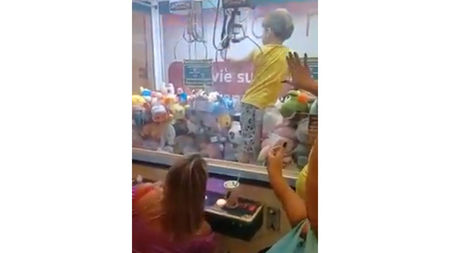 Menino entra em máquina de bichinhos de pelúcia em shopping do Rio