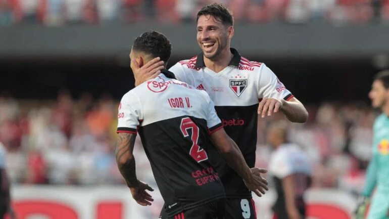 São Paulo atropela Red Bull Bragantino no Morumbi e encerra jejum no Brasileirão