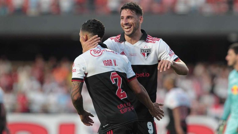 São Paulo atropela Red Bull Bragantino no Morumbi e encerra jejum no Brasileirão
