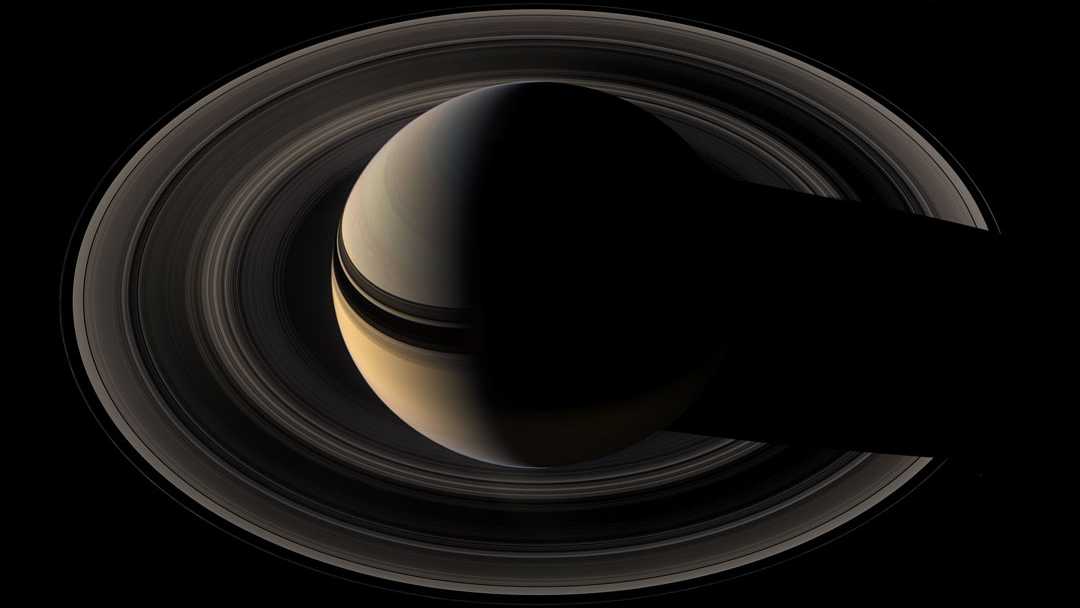 Olhando a partir da Terra, Saturno não parece passar por diferentes fases como acontece com a Lua. Mas, quando visto de uma espaçonave, esse gigante gasoso pode mostrar apenas uma fatia iluminada pelo Sol, como se estivesse em um Quarto Crescente. Esta imagem do crescente de Saturno em cor natural foi registrada pela sonda Cassini, em 2007. Ela exibe os anéis de Saturno na perspectiva oposta ao Sol - o lado não iluminado -, que não é visível da Terra. Embora o ápice da oposição de Saturno ao Sol tenha sido na noite do domingo, dia 14, o planeta dos anéis segue com boa visibilidade até quase o final de agosto. Quando está em oposição ao Sol, Saturno fica visível praticamente a noite toda, cruzando o céu de Leste a Oeste, bastante brilhante e iluminado ao longo da madrugada