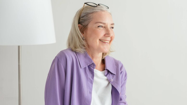 mulher idosa sorrindo, terapia de reposição hormonal, saúde mental