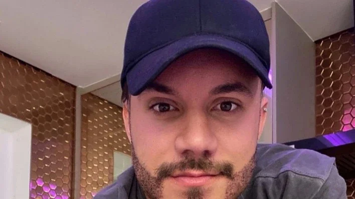 Eliezer mostra resultado de implante de barba