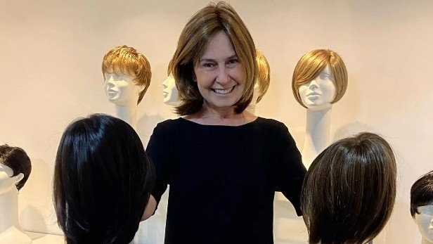 Lutando contra câncer, Susana Naspolini adota perucas e pede opinião de internautas