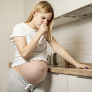 mulher grávida tossindo, tosse crônica na gravidez