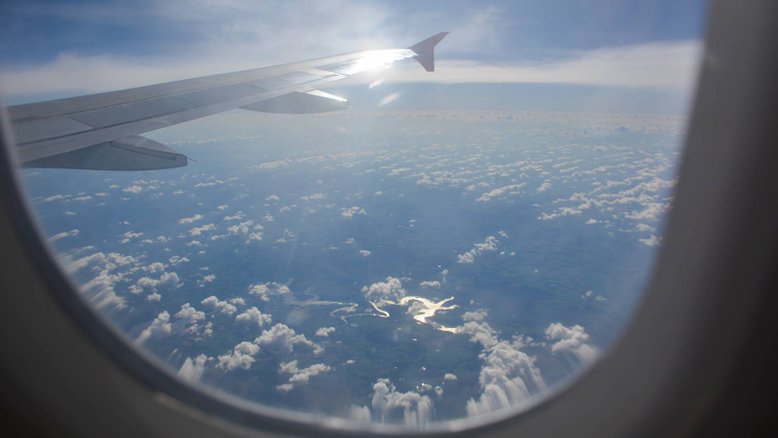 Mulher vê funcionário sendo 'engolido' por turbina de avião e processa companhia aérea