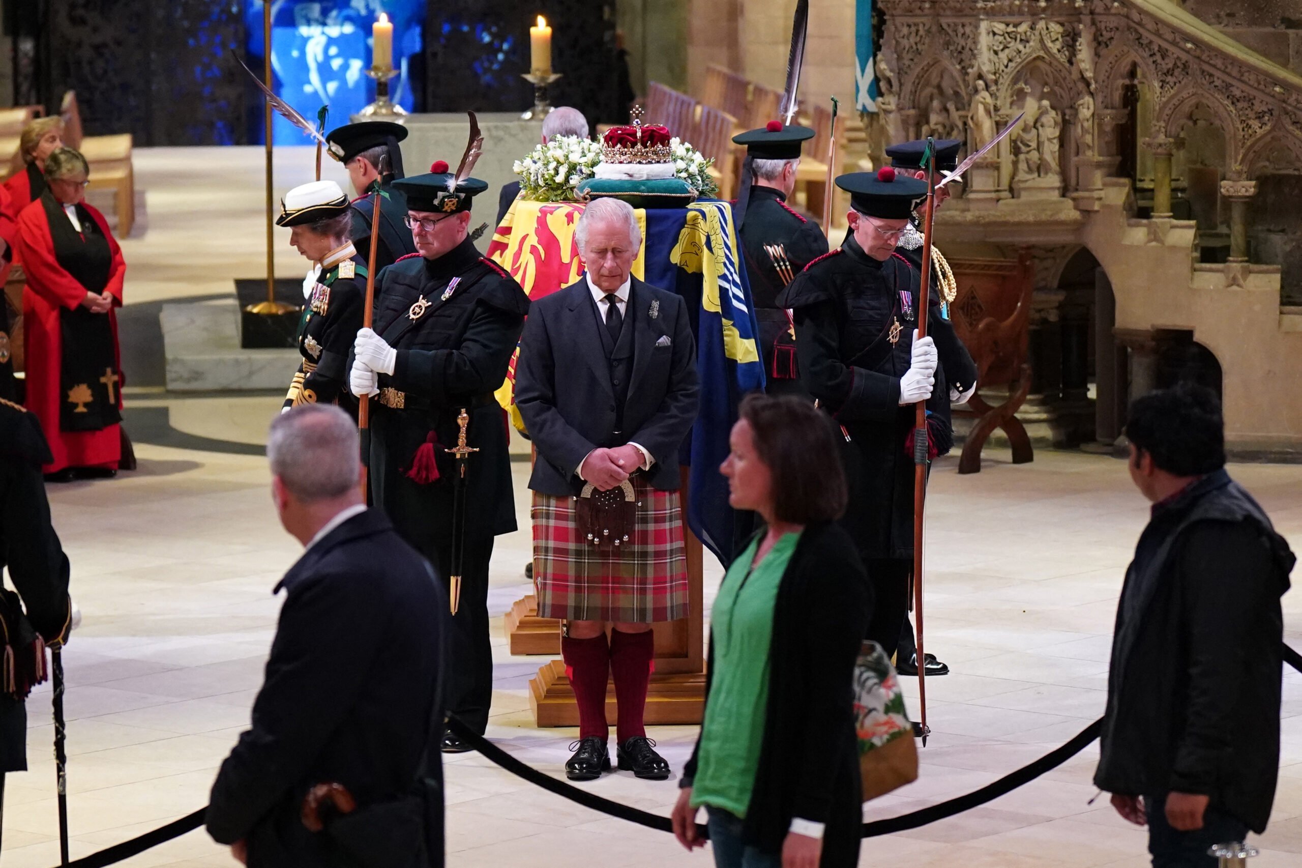 Filhos de Elizabeth II fazem vig&iacute;lia em 1&ordf; cerim&ocirc;nia f&uacute;nebre - ISTO&Eacute;  Independente