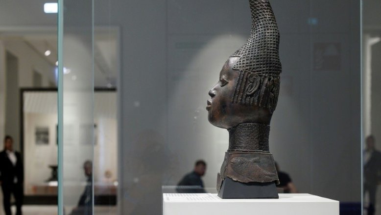 Bronzes de Benin são expostos em Berlim antes de devolução à Nigéria