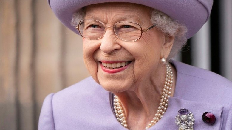 Atrás da fachada de seriedade, o humor de Elizabeth II