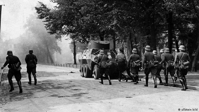 1939: Alemanha invade a Polônia, iniciando a 2ª Guerra