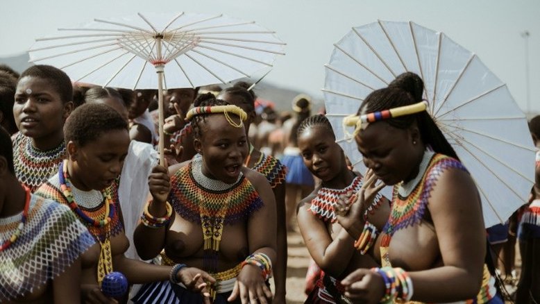Na África do Sul, milhares de jovens virgens dançam para o rei zulu