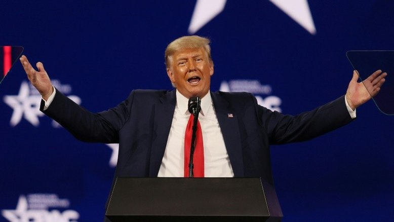 Trump e governo dos EUA se enfrentam na justiça por documentos secretos apreendidos