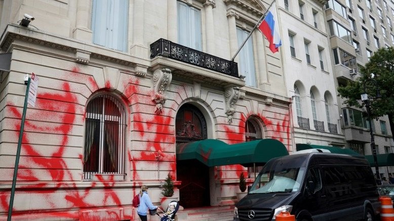 Fachada do consulado da Rússia em Nova York é vandalizada