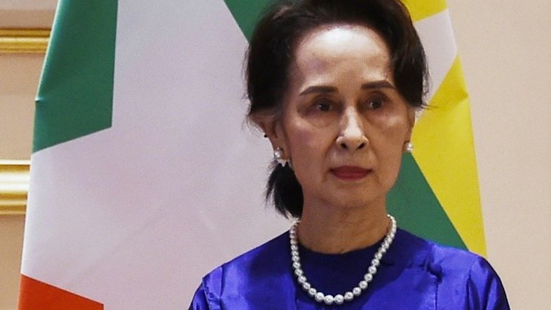 Ex-líder birmanesa Aung San Suu Kyi condenada a 3 anos de prisão por fraude eleitoral