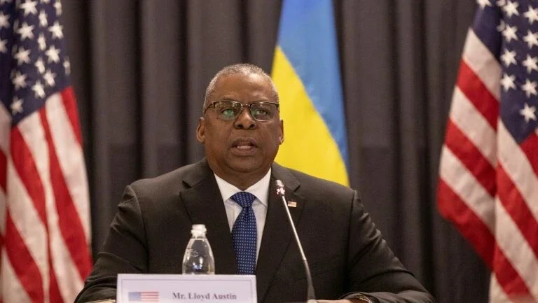 EUA anunciam aumento da ajuda militar à Ucrânia e secretário de Estado visita Kiev