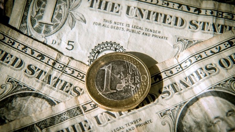 Dólar bate novo recorde frente ao euro em quase 20 anos