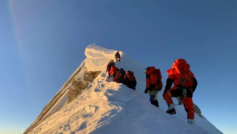 Alpinista americana desaparece e nepalês morre no montanha Manaslu