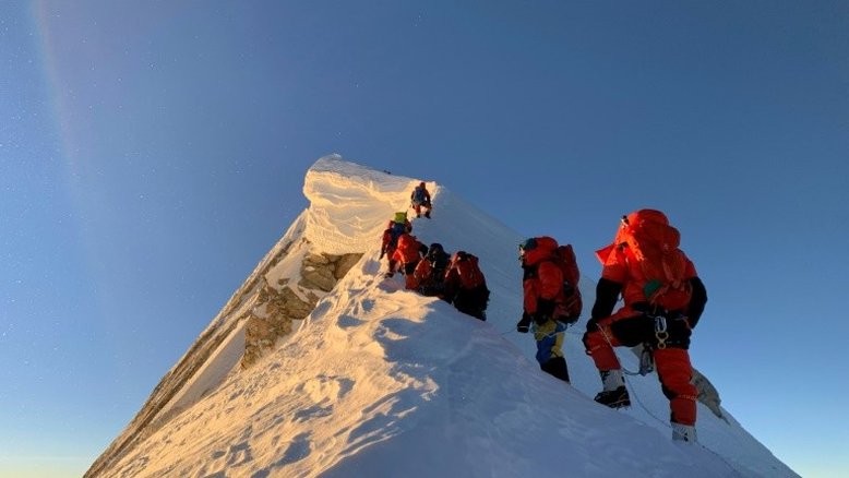 Alpinista americana desaparece e nepalês morre no montanha Manaslu