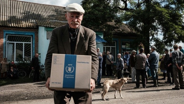 Ucranianos de área agrícola enfrentam fila para receber alimentos