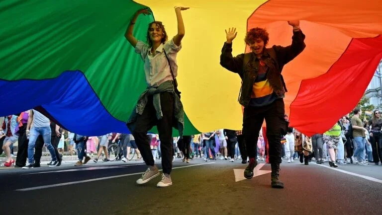 Comunidade LGBTQIA+ da Sérvia se mobiliza após cancelamento da EuroPride