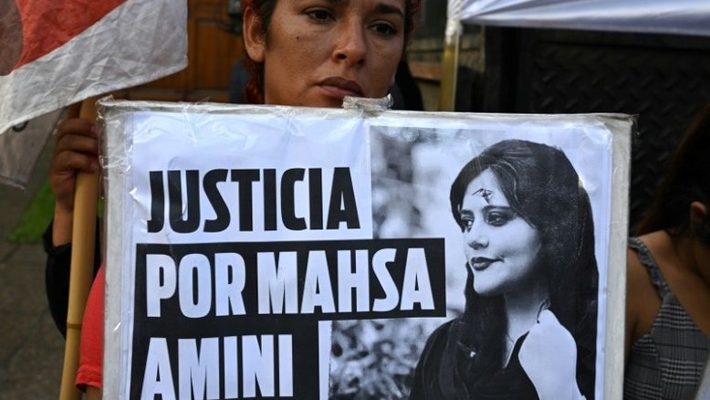 Mahsa Amini morreu após receber 'golpe na cabeça', afirma seu primo no Iraque