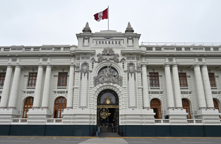 Presidente do Congresso no Peru é destituída