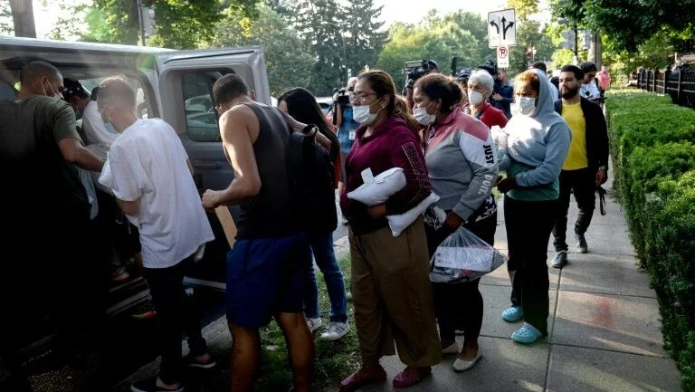 Envio de migrantes, nova arma política para pesos pesados da direita nos EUA
