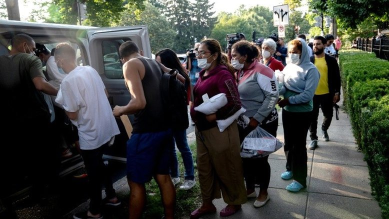 Envio de migrantes, nova arma política para pesos pesados da direita nos EUA