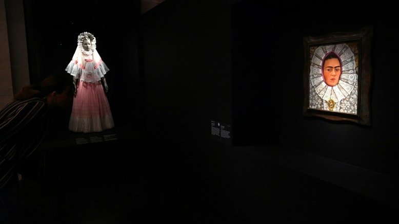 Paris revela conexão íntima entre Frida Kahlo e a moda