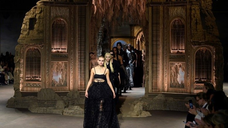 Dior leva saltos e espartilhos às passarelas de Paris, Victoria/Tomas comemora dez anos