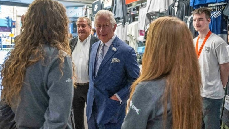 Charles III diante do desafio de seduzir os jovens britânicos