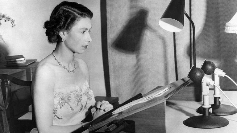 O estilo inconfundível de Elizabeth II para encarar uma função única