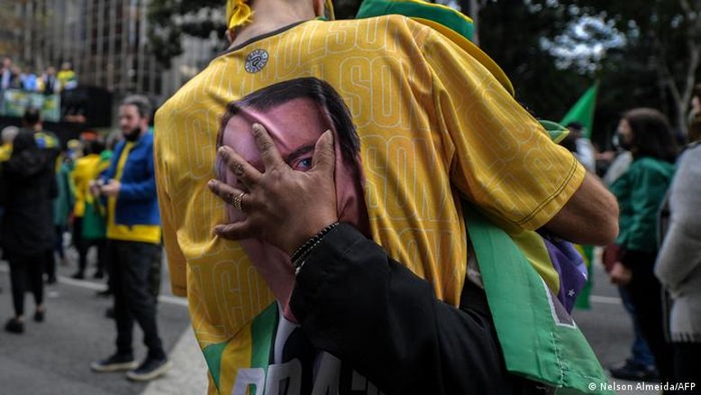 Apoiador de Bolsonaro agride mulher com paulada na cabeça