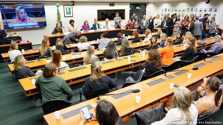 Partidos atrasam repasses a mulheres e preterem negras