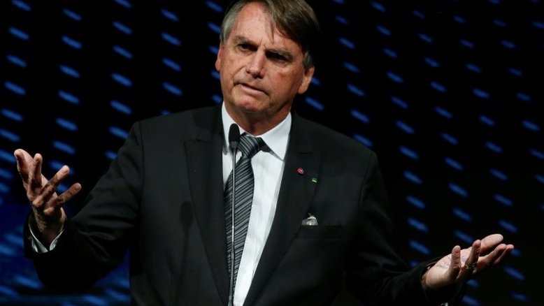 Bolsonaro se irrita com repórter: 'Você é casada com uma pessoa que vota em mim'
