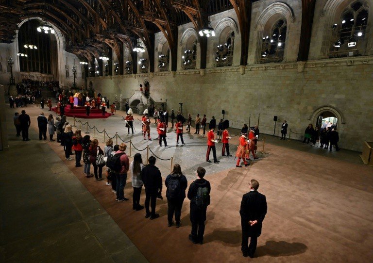 Milhares de pessoas prestam homenagem a Elizabeth II - Vimarsana News