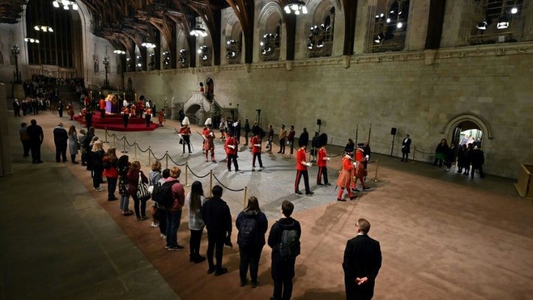 Milhares de pessoas prestam homenagem a Elizabeth II