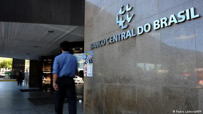 Banco Central interrompe ciclo de alta e mantém Selic em 13,75%